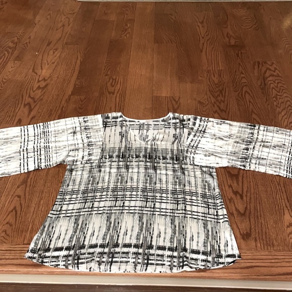 Natori women’s loungewear blk / wht  linear pattern, wide 3/4 sleeves. - Picture 10 of 10